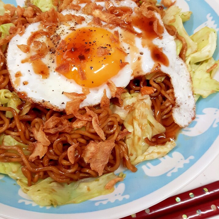 ソース焼きそばの袋麺アレンジ！キャベツ＋目玉焼き♪